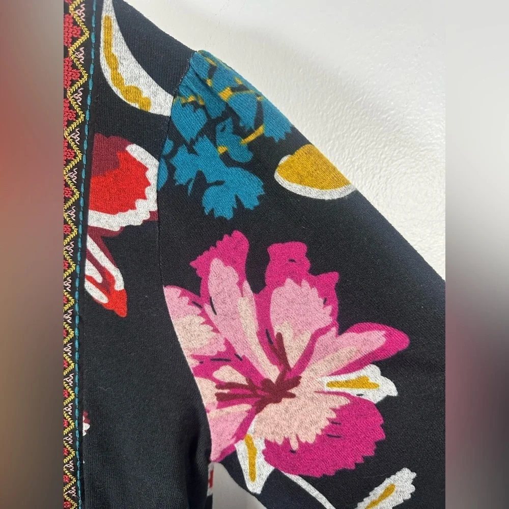 Catalog favorites Black Floral Embroidered Blouse v neck tunic type Size Large - Picture 5 of 8